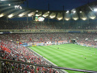Xogar-arco-e-flecha-nun-estadio-con-globos